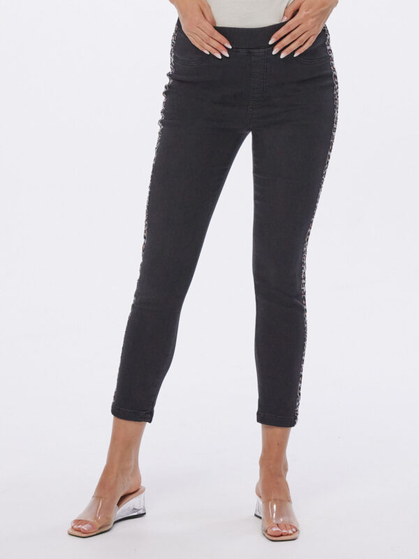 Body Needs Sweat Jeans mit Leoprint-Galonstreifen