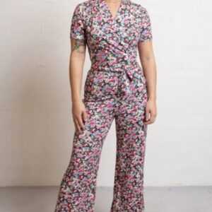 Very Cherry Jumpsuit fällt klein aus