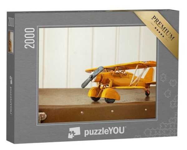 puzzleYOU Puzzle Gelbes Spiel-Flugzeug auf einem Retro-Koffer, 2000 Puzzleteile, puzzleYOU-Kollektionen Nostalgie