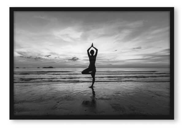 Yoga am Strand Kunst B&W, Poster mit Bilderrahmen