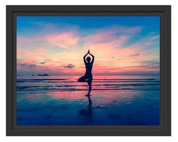 Yoga am Strand, im Schwebe-Effekt Bilderrahmen