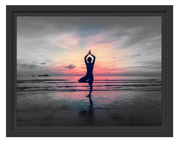 Yoga am Strand, im Schwebe-Effekt Bilderrahmen