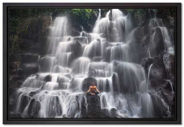 Yoga am Wasserfall in Bali, Leinwandbild mit Bilderrahmen